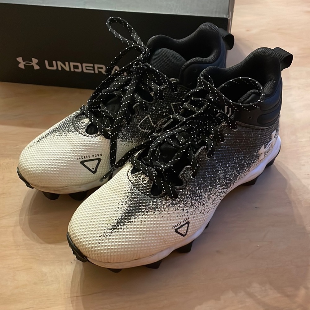 Youth football cleats